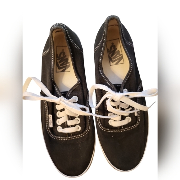 VAN'S Navy OFF the wall size 6 mens or women's 7.5 - Picture 1 of 13